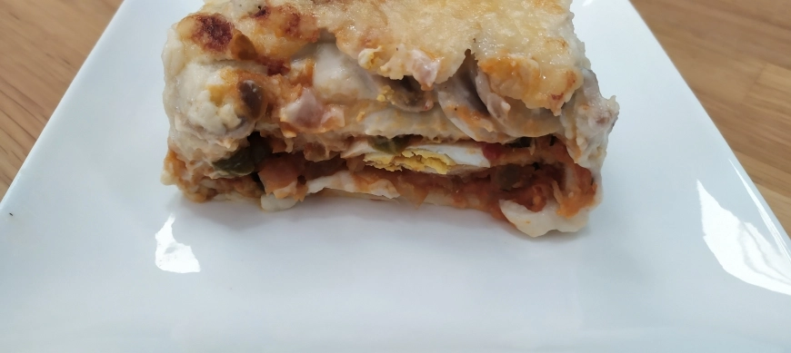 Pastel de pisto con bechamel de champiñones