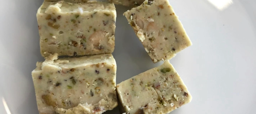 Turrón de Chocolate blanco con pistachos y anacardos