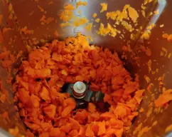 Step <p>Pon las zanahorias cortadas en varios trozos en el vaso y trocea 3 seg vel 5</p><p>Añade el apio cortado en rodajas y las patatas en dados de 1 cm</p><p>(También puedes cortarlo todo junto 4/5 segundos en velocidad 5</p> illustration