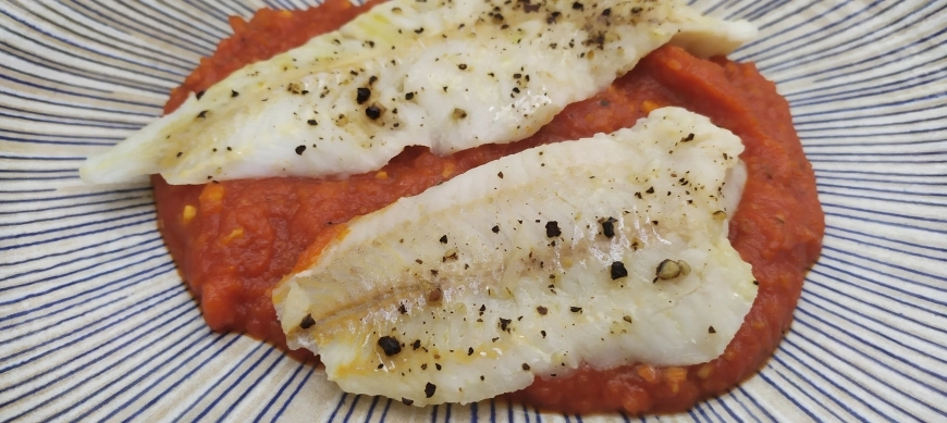 Merluza con salsa de tomate y almendras