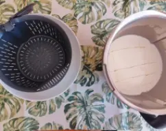 Step <p>Al terminar el tiempo practica unos cortes a la leche que ya habrá cuajado, y espera 15 o 20 minutos antes de colarlo. Puedes poner el temporizador de tu thermomix </p> illustration