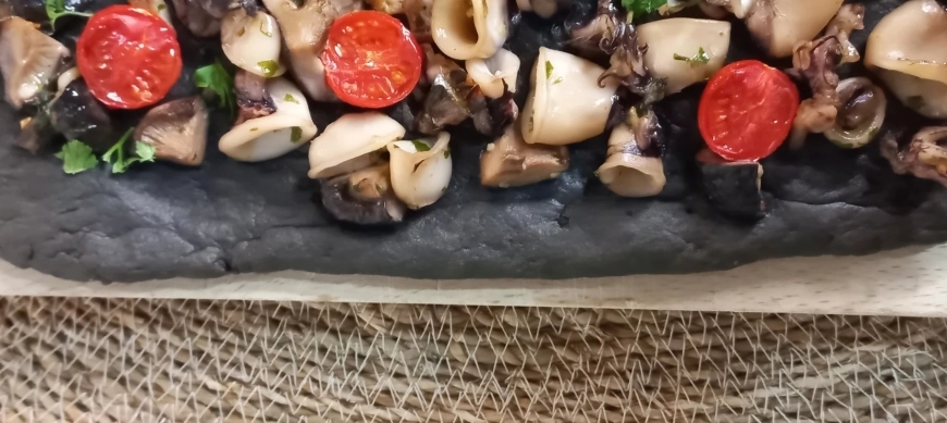 Coca negra de chipirones y setas al ajillo con Thermomix Black Limited Edition