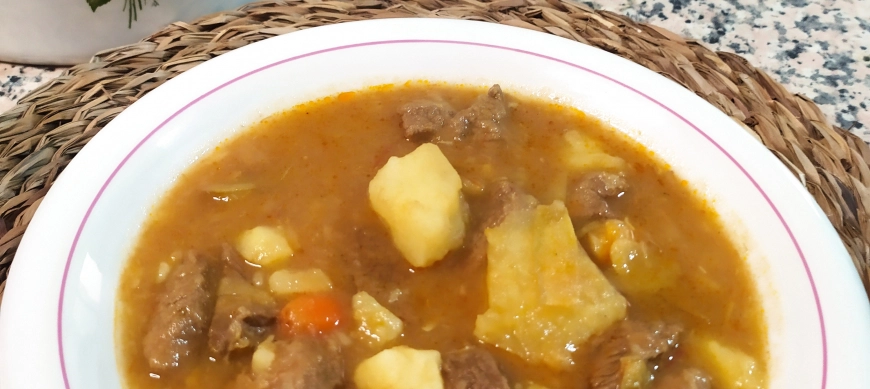 Estofado de ternera con patatas y alcachofas