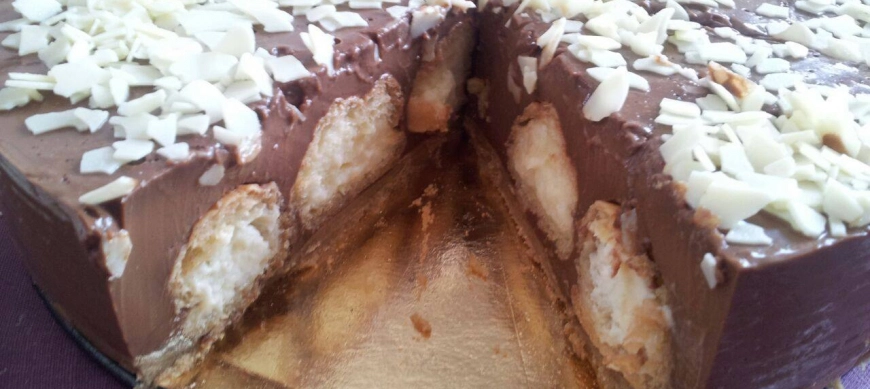 Tarta de chocolate con profiteroles