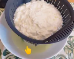 Step <p>Al terminar ten preparado el cestillo dentro de un bol grande. Pon un pequeño recipiente dentro del bol, debajo del cestillo, para que quede más elevado y desuere bien </p> illustration