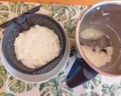 Step <p>Con la ayuda de una espumadera ve cogiendo porciones de cuajada y depositándola en el cestillo preparado en el bol. Termina de recoger todo lo que puedas. Antes de seguir puedes dejar un momento el cestillo encima de un plato y recuperar el suero que tienes en el bol y no lo tires, porque te sirve para hacer masas de pizza o de pan</p><p>Déjalo desuerar 2 ó 3 horas a temperatura ambiente y luego ya en la nevera, de un día para otro. Cuanto más desuera más compacto quedará. Puedes poner unos granitos de sal encima para que desuere antes, o incluso un poco de guindilla seca desmenuzada si te gusta</p><p>Pasado el tiempo ya le puedes dar la vuelta con cuidado en un plato y disfrutarlo </p> illustration