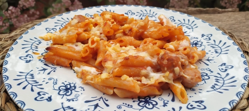 Macarrones con salchichas frescas