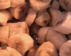 Step <p>Añadimos os plátanos congelados. Introduzca la espátula por la abertura de la tapa y triture 15 seg/vel 8. Mientras tanto, mueva la espátula de lado a lado para facilitar la trituración. Con la espátula, baje la trituración hacia el fondo del vaso.</p> illustration