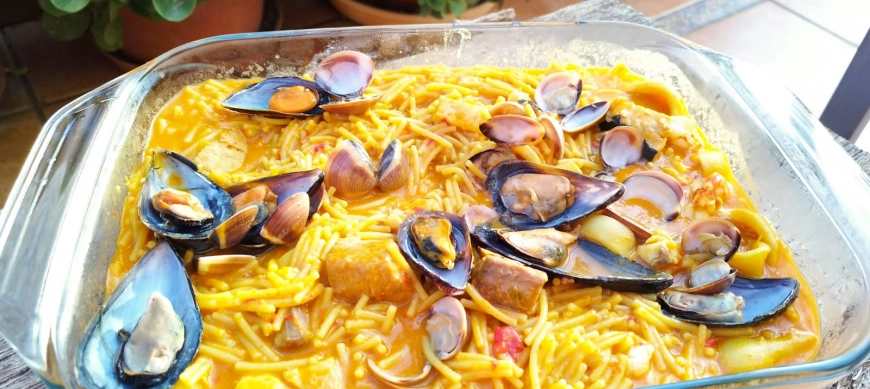 Fideuá de mariscos con preparado congelado