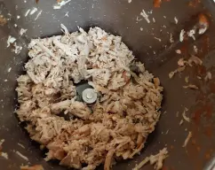Step <p>Añadimos el pollo a trozos y si lo queremos más pequeño podemos desmigarlo dos segundos en velocidad 4 con el giro inverso</p> illustration
