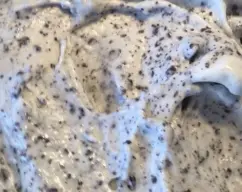 Step <p>Añadimos al plátano cremoso el chocolate triturado y mezclamos. Reparta el helado en boles y sirva o reserve en el congelador hasta el momento de servir.</p> illustration