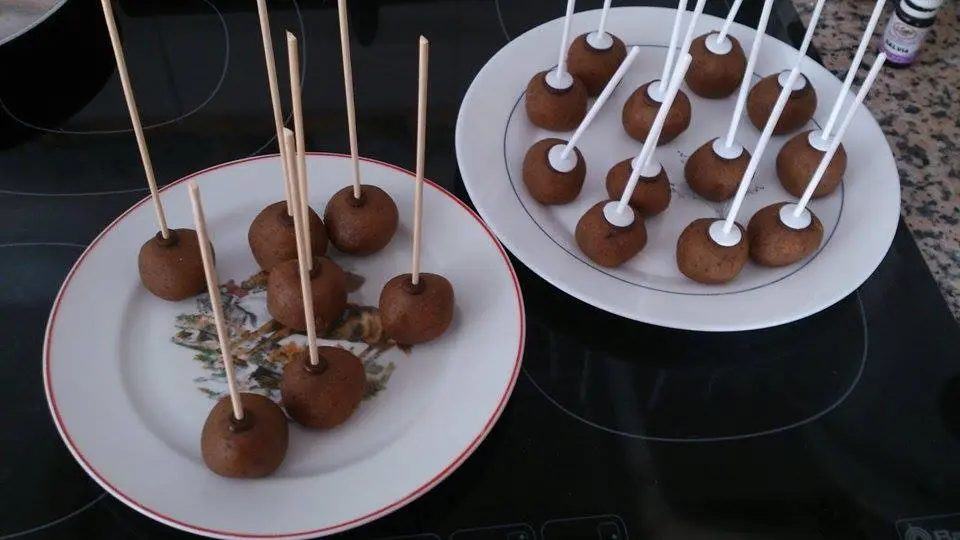Step Transcurrido ese tiempo fundimos unos 30 gr de chocolate fondant en el microondas, a intervalos cortos, mezclando bien para que no se queme. Yo lo hago a temperatura media, un poco más alta que la de descongelar. Mojamos el extremo superior del palito en el chocolate fondant, o la punta roma de la brocheta en el chocolate derretido y pinchamos cada bolita sin atravesarla. Dejamos reposar en el frigorífico illustration