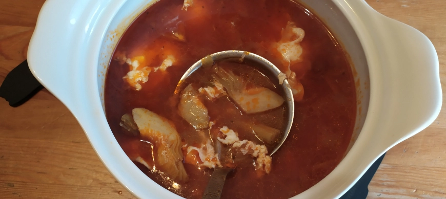 Sopa de ajos con alcachofas