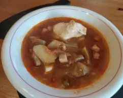 Step <p>Para modelos anteriores al TM6:</p><p>Ponemos el cestillo dentro del vaso, cascamos los huevos de uno en uno y los vamos colocando uno en cada lado. Tapamos y cocinamos 9 minutos 100º giro inverso velocidad cuchara </p><p>TM6</p><p>Añadimos los huevos cascados de uno en uno (sin cestillo), y ponemos el TM6 en modo cocción de huevos>pasados por agua. De este modo no se moverán las cuchillas y quedarán los huevos cuajados, como si fuesen huevos duros Esos eran los huevos 'caídos' que mi madre ponía en la sopa de ajos </p><p>A quien le guste que quede el huevo deshecho que ponga 100º giro inverso velocidad cuchara, y en los modelos anteriores que no ponga el cestillo dentro del vaso </p> illustration