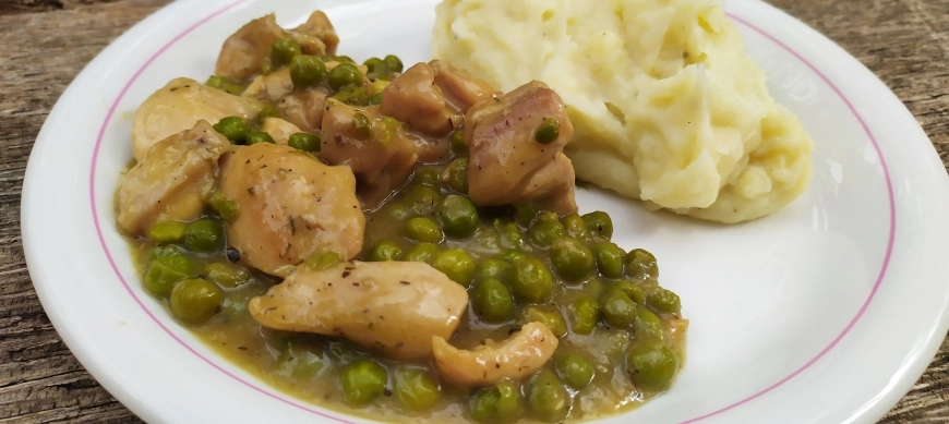 Pollo con salsa gravy y puré de patatas