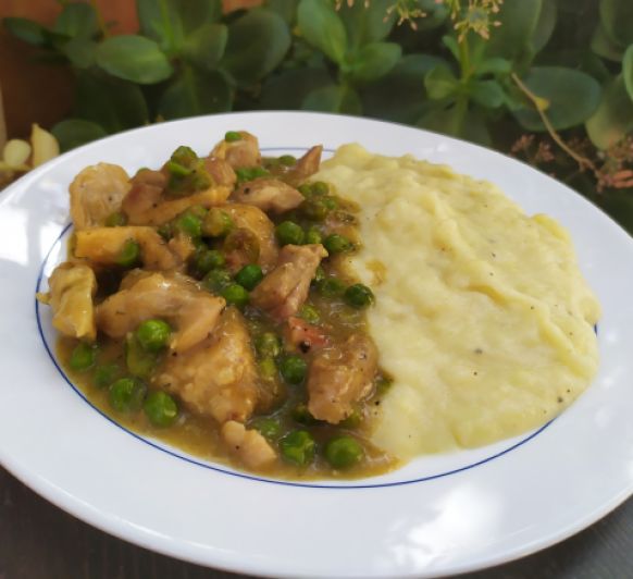 Pollo con salsa gravy y puré de patatas