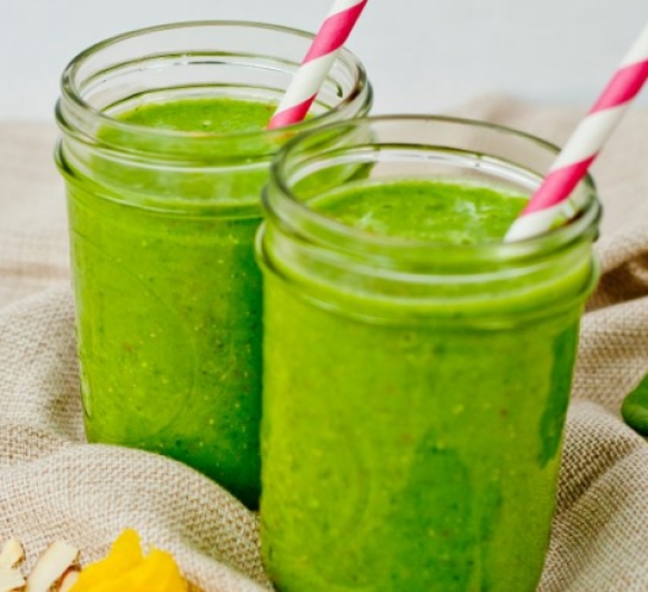 SMOOTHIE DE ESPINACAS, LECHUGA, APIO Y FRUTAS